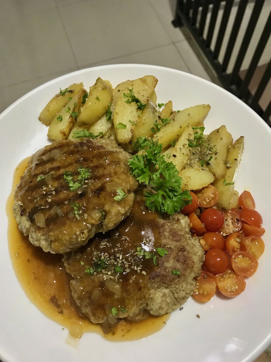 yearendsale_'s tweet photo. @FOODFESS2 kalo aku tak bikin patty burger/steak burger masih oke, soalnya di chop dan di campur bbrp bahan biar ga keras https://t.co/b0bGN15CkU