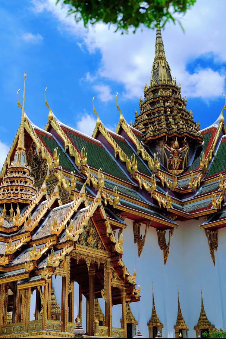 What could be more beautiful than a large and spacious palace?