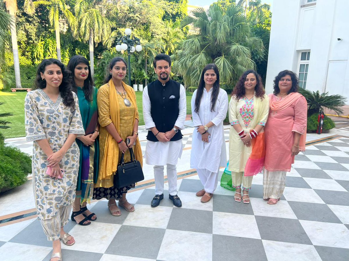 Sapna_3's tweet photo. It was a proud moment , a dream come true to watch honourable PM @narendramodi giving his first speech on the first day in the parliament . Meeting my lovely friends made it a really memorable day .
@iSinghApurva @drmonika_langeh 
@mainRiniti @DograSonakshi https://t.co/3EfwUiFjRX
