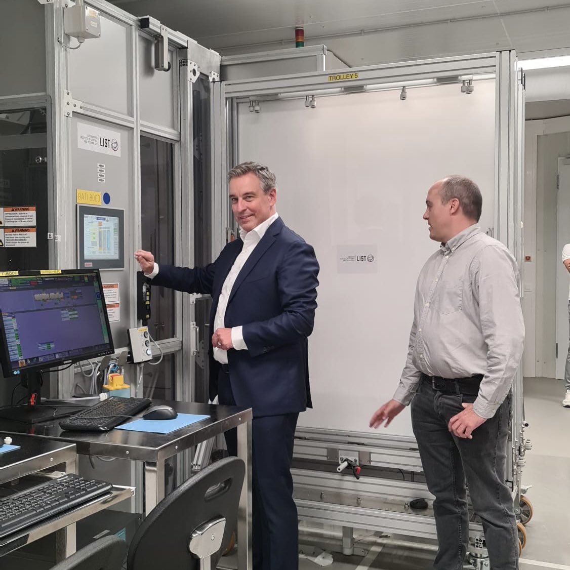 #Coatingtech 📣 Inaugurating a Physical Vapor Deposition pilot line in our Hautcharage labs in the presence of @MeischClaude This 18-metre semi-industrial equipment addresses challenges related to scalability, autonomous manufacturing & #techtransfer