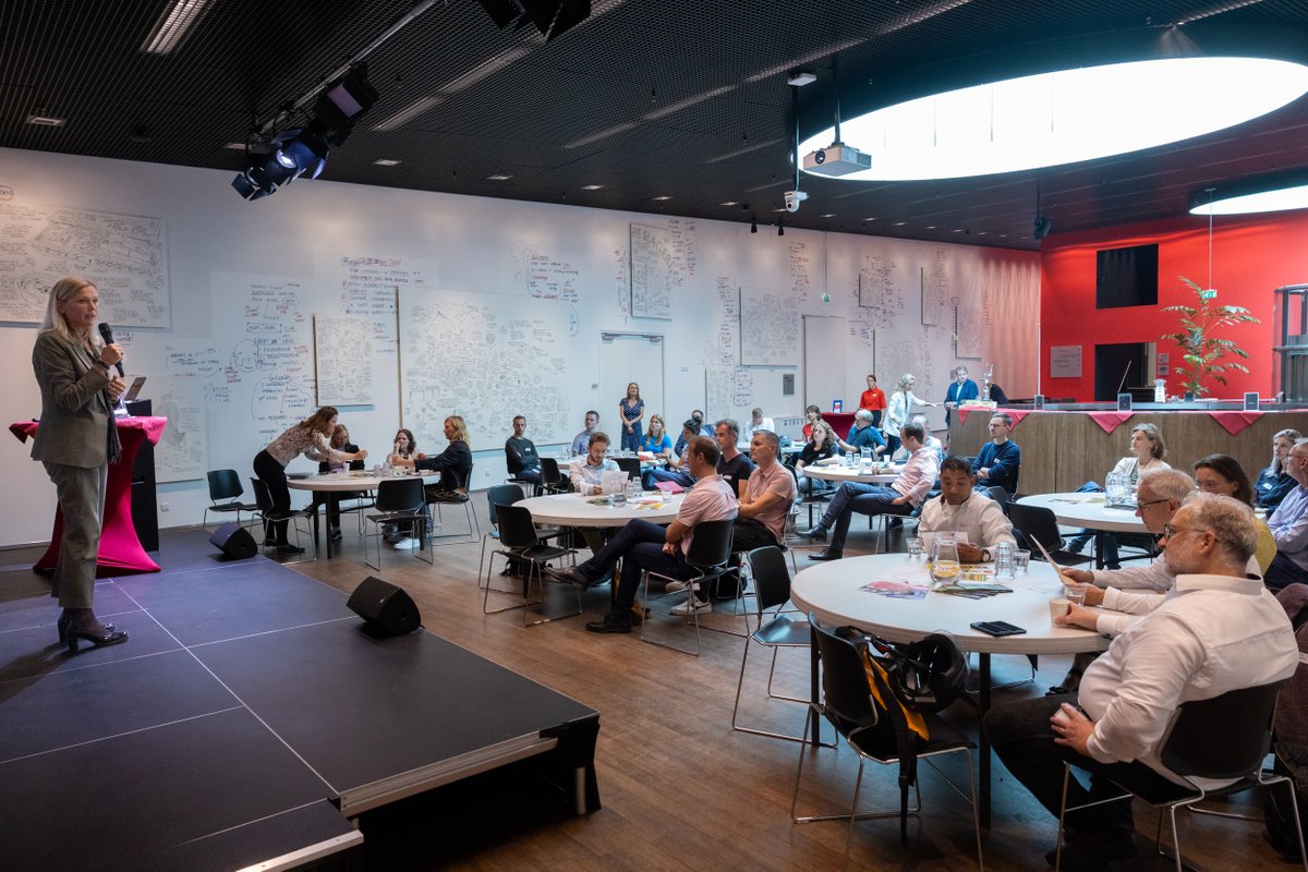 MobWeekUtrecht's tweet image. Gister trapte @ProvUtrecht en #Goedopweg af met een inspiratiesessie over fietsstimulering voor HR managers in Utrecht oost. Met op het plein een heuse roadshow om nog even te oefenen. #IkFiets #MobiliteitsweekUtrecht