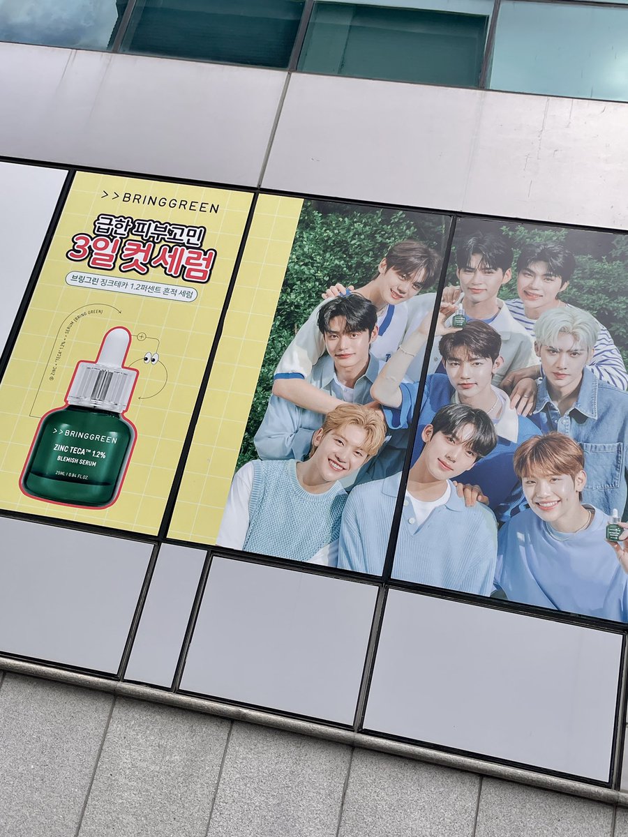 ZB1_official's tweet photo. _💌

제로즈 ! 오늘 연습실 가다가 아주 신기한 걸 봤어요 바로바로 우리의 브링그린 사진 🌿 뭔가 이렇게 크게 우리의 얼굴이 걸려있으니까 신기해서 찍어봤어요 📸

#PARKGUNWOOK #박건욱
#ZEROBASEONE #ZB1 #제로베이스원 https://t.co/7qjvYmyAcp