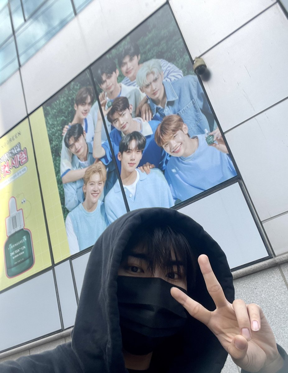 ZB1_official's tweet photo. _💌

제로즈 ! 오늘 연습실 가다가 아주 신기한 걸 봤어요 바로바로 우리의 브링그린 사진 🌿 뭔가 이렇게 크게 우리의 얼굴이 걸려있으니까 신기해서 찍어봤어요 📸

#PARKGUNWOOK #박건욱
#ZEROBASEONE #ZB1 #제로베이스원 https://t.co/7qjvYmyAcp