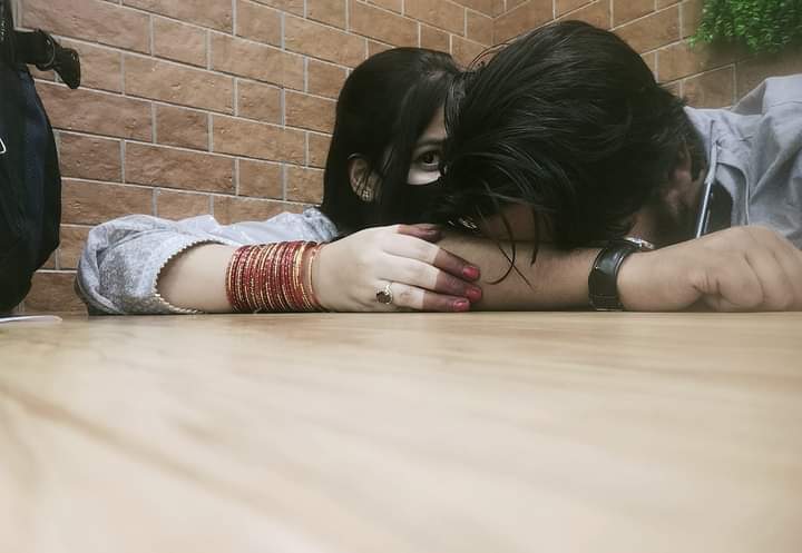 उसने कहा-?
रुमाल क्यों नहीं रखते तुम...
मैंने कहा-?
आदत नही है...
उसने कहा-?
आने वाले कल में...मेरे पास कॉटन का दुपट्टा नही होगा...और न तुम्हारे पास मै...
-आदत बदल लो अपनी.
