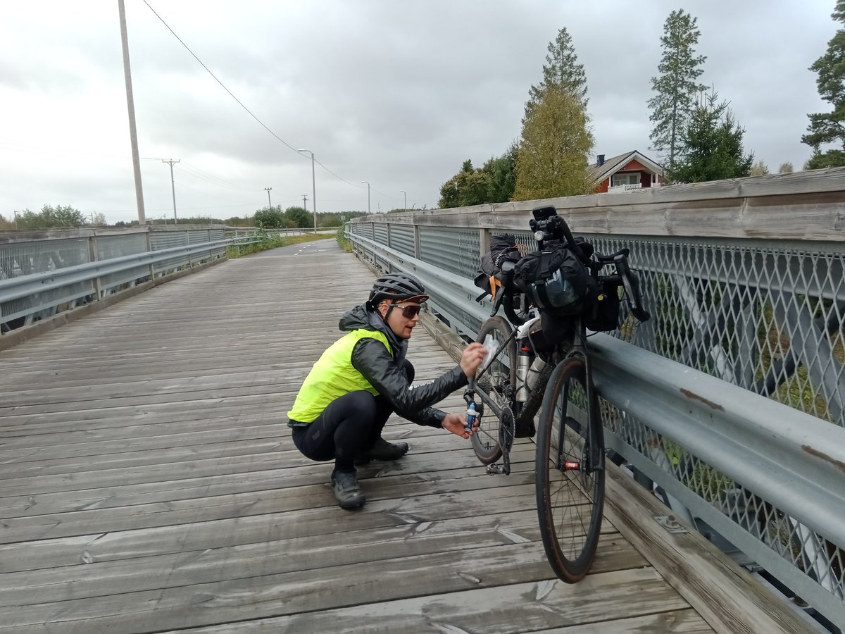 Ketjun huoltoa Temmesjoen sillalla. #ruska2023 @mtmakin