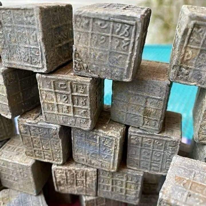 astrosushil's tweet photo. इंग्लैण्ड की एक नदी की गहराई से मछुआरों को 
60 घनाकार नवग्रह यन्त्र मिले जिन पर भारतीय भाषा में गणित के अंक उत्कीर्ण हैं ,ये नवग्रह यन्त्र सीसे के बने हुए हैं और 6000 वर्ष पूर्व के हैं  
अब  वैज्ञानिक आश्चर्यचकित हैं कि ये भारतीय यन्त्र 6000 वर्ष पूर्व इंग्लैण्ड कैसे पहुँचे ?
सनातनी हिंदू तो हमेशा से कह रहे हैं हम अनंत काल से हैं। दुनिया भर के इतिहास वेत्ता तथा पुराविद् चाहे जितनी ताकत लगा लो लेकिन सनातन धर्म की प्राचीनता को कब तक दुनिया से छुपा सकोगे लो अब तुम्हारे देश में 6 हजार वर्ष पुराना प्रमाण निकल आया संभाल के रखना काम आएगा ।
जय हिन्दू जय हिन्दूत्व जय श्री राम, जय सनातन राष्ट्र, जय भारत !!