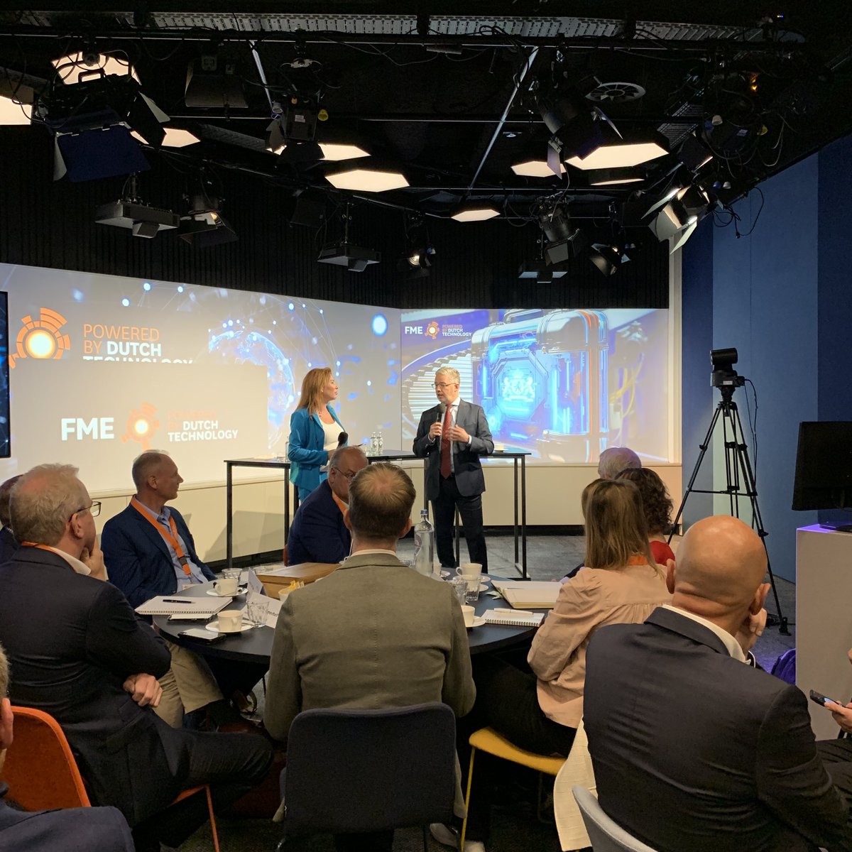 FME_NL's tweet photo. In gesprek met @cdavandaag Kamerlid @MustafaAmhaouch over de kansen en uitdagingen van de #energietransitie voor het industriële MKB. ‘Technologie is helpen en werken aan een maatschappelijke uitdaging.’ https://t.co/cdBYmOEktm