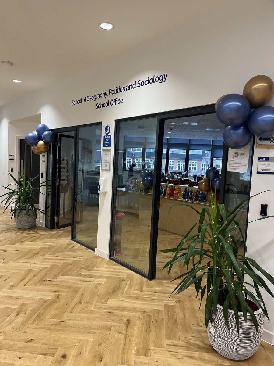 This week we welcome our new and returning Politics students📚 We’re here on the second floor for any queries - do come say hello👋🏼 Check out our useful resources here👉🏼 shorturl.at/vzX56
