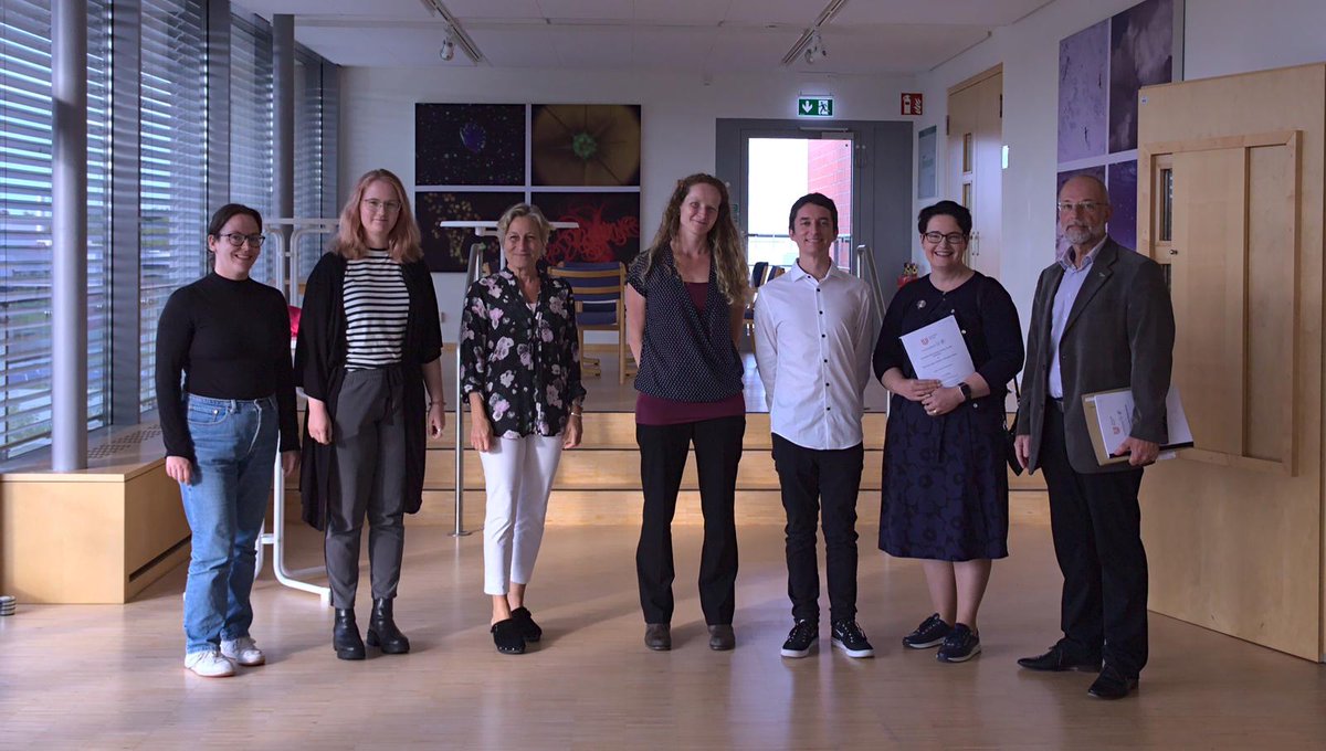 Big congratulations to Tomás Alarcón Schumacher for successfully defending his PhD on Monday! And many thanks to <a href="/NicoleDubilier/">Nicole Dubilier</a>, @mkrupovic, Hanna Oksanen and Andreas Dotzauer for being part of the committee! <a href="/MarineMicrobio/">Max Planck Institute for Marine Microbiology</a>