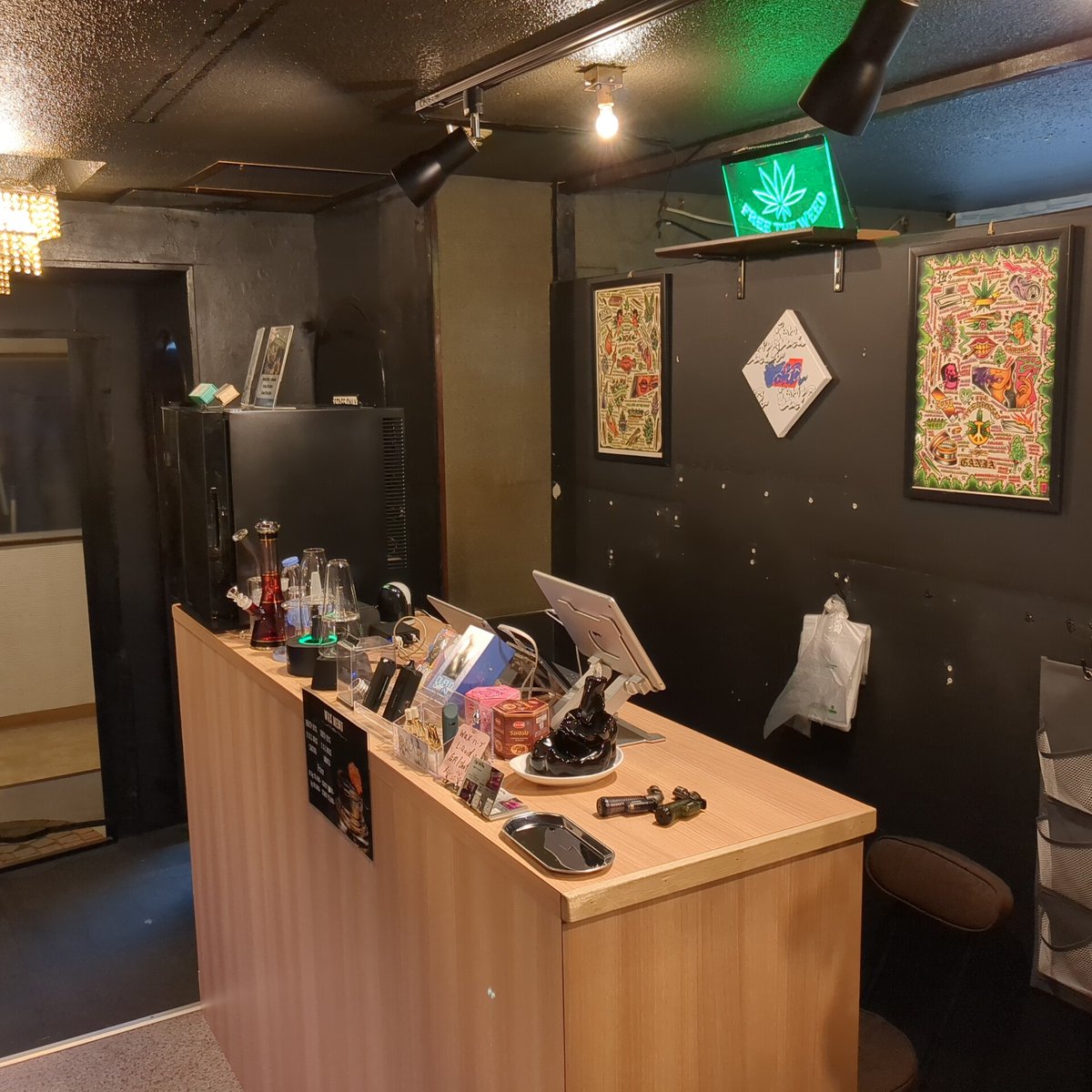 Cafe_HoTbox's tweet image. お疲れ様です🫡

すいません💦
模様替えが20時頃には終わりそうなので、20:30にはOPEN致します🙇

お手数おかけして申し訳ありませんが、宜しくお願い致します🙇

模様替えの様子です↓↓
#hhch #thcb #hhcp #CafeHoTbox #1shot