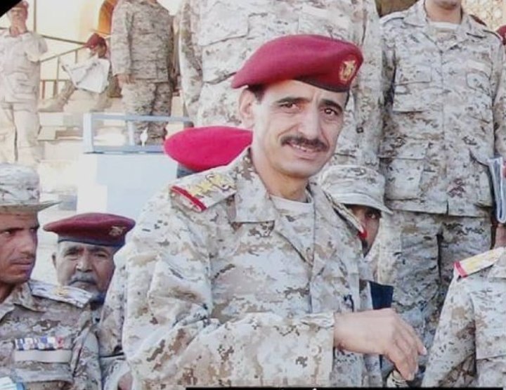 في مثل اليوم من عام 2014 أفاقت صنعاء على نبأ استشهاد بطل معركة الأسوار، العميد الركن #صادق_مكرم، قائد لواء الدفاع الجوي بالفرقة الاولى مدرع.
صادق مكرم، ضابط جمهوري حر، استشهد وهو يحاول صد مغول الإمامة وكمائن الخيانة والغدر التي أسقطت الجمهورية.
رحمه الله وجميع الشهداء..