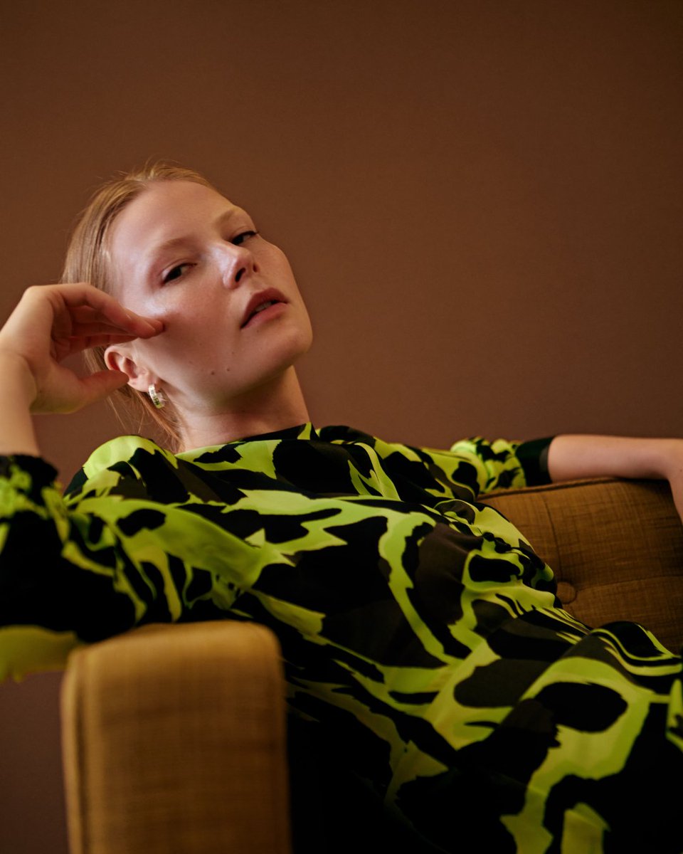 Maximalist dressing. Your style, your rules . 

Abstract Print Green Midi Dress 1718652
cur.lt/lilio0k4x