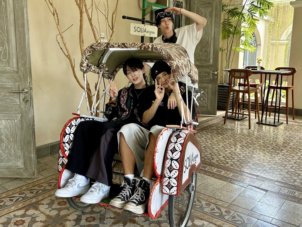 XODIAC_MEMBERS's tweet photo. [#리오] 

We had a great trip💙🇲🇨

Terima kasih🙏

#XODIAC #소디엑 #LEO #리오 https://t.co/s5nsqnsxzF