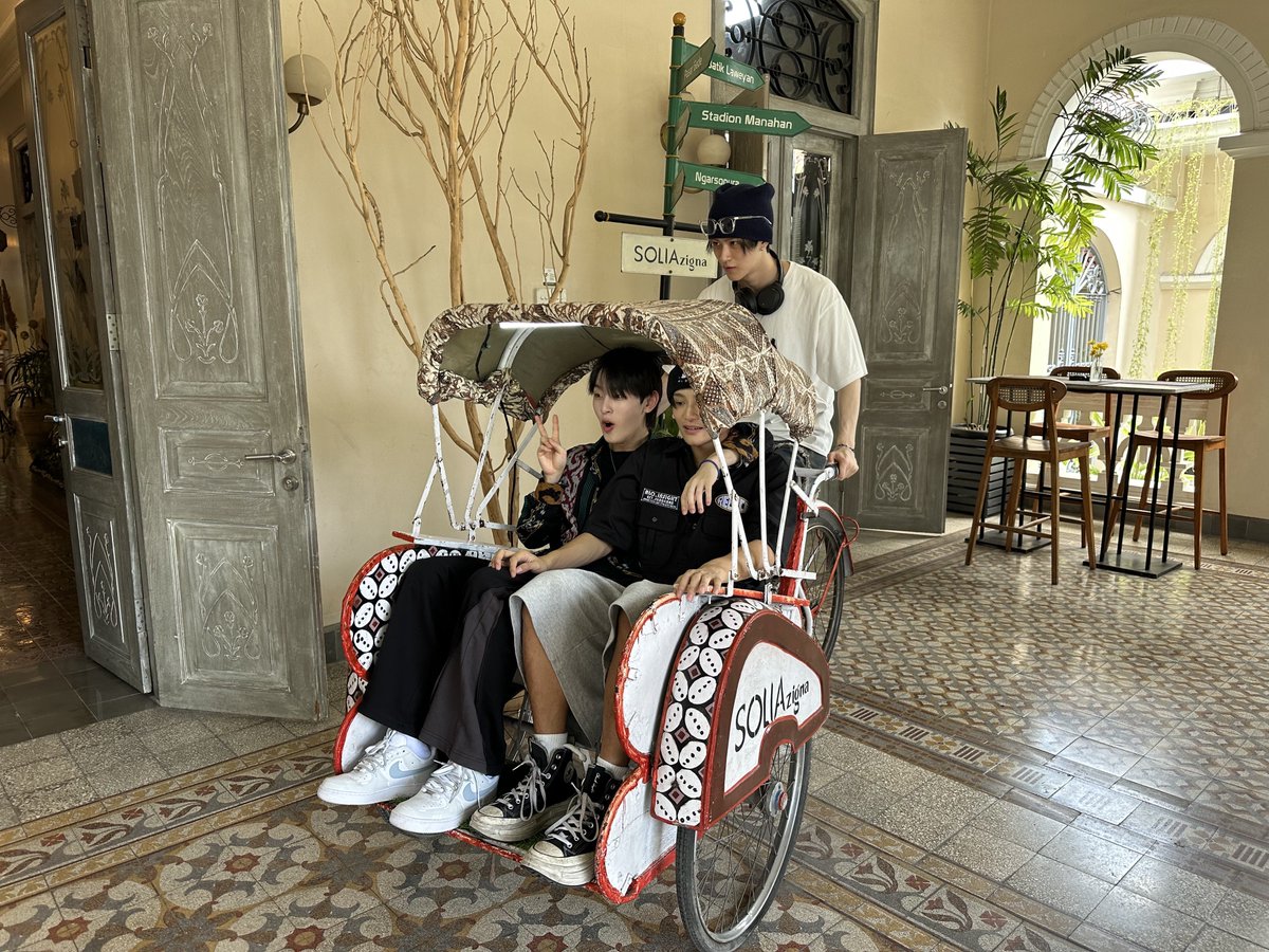 XODIAC_MEMBERS's tweet photo. [#리오] 

We had a great trip💙🇲🇨

Terima kasih🙏

#XODIAC #소디엑 #LEO #리오 https://t.co/s5nsqnsxzF