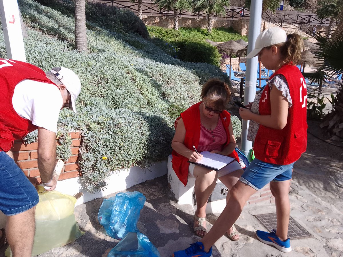 paradores's tweet photo. El pasado sábado 16 se celebró en el Parador de #Nerja la actividad voluntaria organizada por la Cruz Roja de #BASURALEZA. 

Muchos usuarios de la playa se unieron al grupo y participaron de forma activa. 

Por unos Paradores #sostenibles. https://t.co/vhYKEedjkH