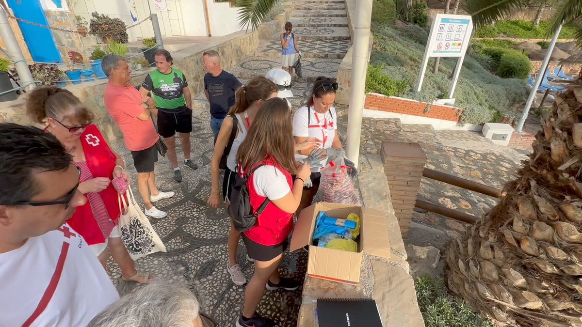 paradores's tweet photo. El pasado sábado 16 se celebró en el Parador de #Nerja la actividad voluntaria organizada por la Cruz Roja de #BASURALEZA. 

Muchos usuarios de la playa se unieron al grupo y participaron de forma activa. 

Por unos Paradores #sostenibles. https://t.co/vhYKEedjkH