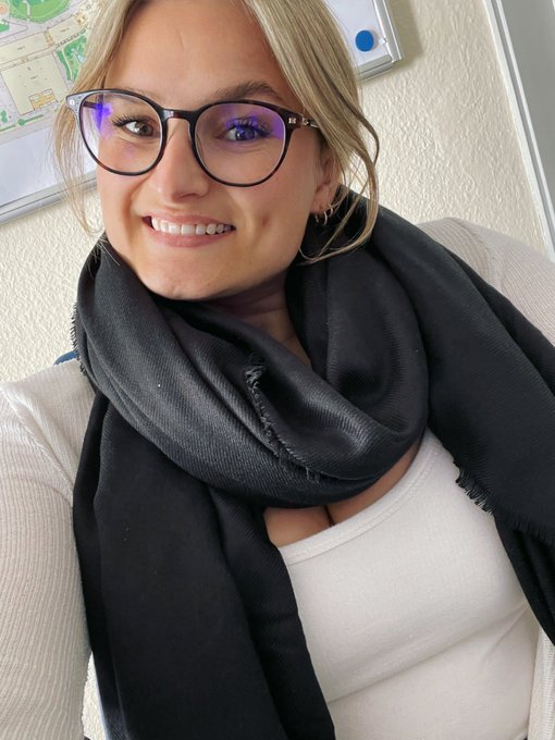 Ich schicke euch ein paar gute vibes aus dem B&uuml;ro 🤩 Habt eine sch&ouml;ne Mitte der Woche.., #wednesday #midweek<a href="/tag/smile"class="tags"><span>#smile</span></a><a href="/tag/happy"class="tags"><span>#happy</span></a><a href="/tag/wednesday"class="tags"><span>#wednesday</span></a><a href="/tag/berlin"class="tags"><span>#berlin</span></a><a href="/tag/office"class="tags"><span>#office</span></a><a href="/tag/holly"class="tags"><span>#holly</span></a>