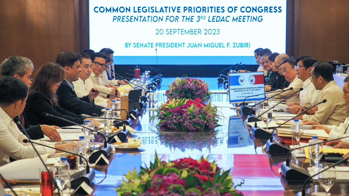 𝐈𝐍 𝐏𝐇𝐎𝐓𝐎𝐒: The Legislative-Executive Development Advisory Council (LEDAC) convened earlier today to discuss priority bills that are crucial to the nation's social and economic transformation agenda. Sec. @ambalisacan is the Head of the Secretariat of the LEDAC.