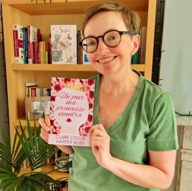 My first #French #translation tumbled through the letterbox this morning. As an indie author, translations weren't something on my horizon initially, but now, they're becoming an increasing part of my world. All I can say is, je l'aime! #lesbian #lesfic #queer #sapphic