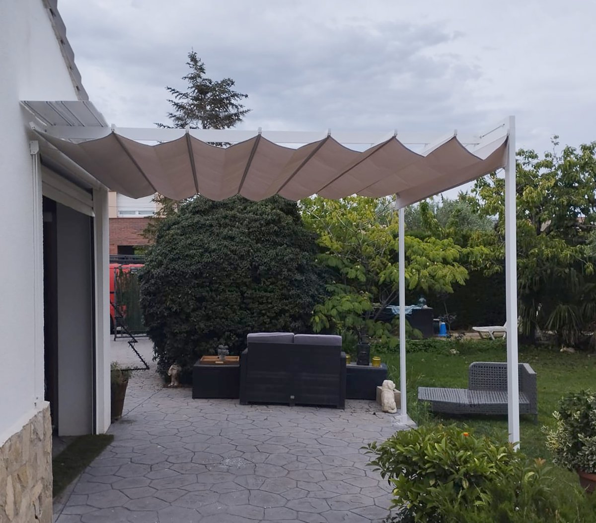 ToldosTorrente's tweet photo. Pèrgola instal·lada en un habitatge unifamiliar. El fet de ser plegable permet gaudir del sol durant els mesos més freds, així com guanyar un espai d'ombra quan les temperatures són elevades. Un espai de confort guanyat per a la comoditat.
#ToldosTorrente #TorrenteSolucions https://t.co/4z3mPhvK1S