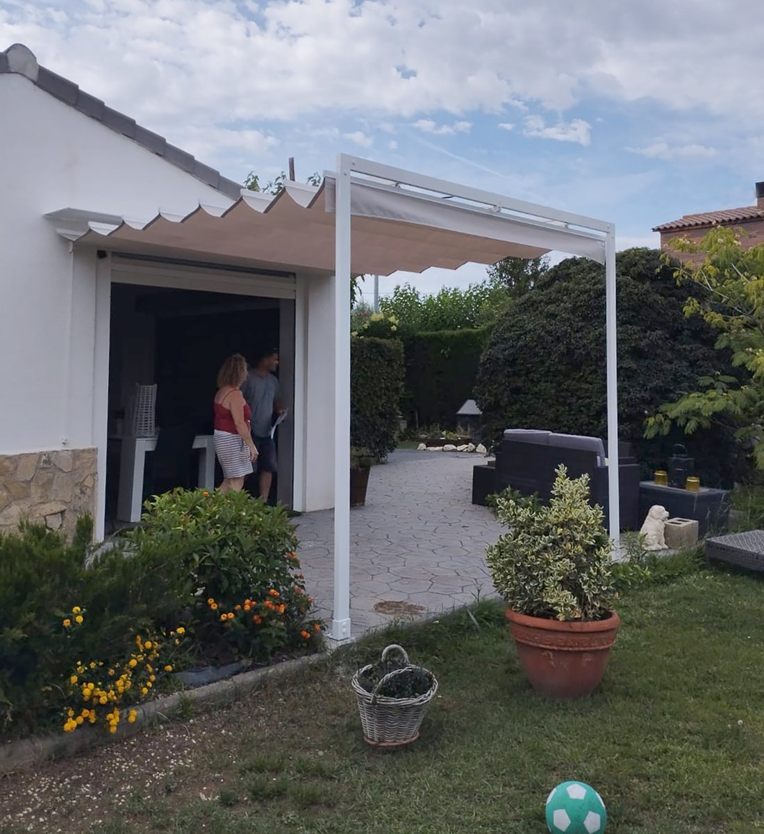 ToldosTorrente's tweet photo. Pèrgola instal·lada en un habitatge unifamiliar. El fet de ser plegable permet gaudir del sol durant els mesos més freds, així com guanyar un espai d'ombra quan les temperatures són elevades. Un espai de confort guanyat per a la comoditat.
#ToldosTorrente #TorrenteSolucions https://t.co/4z3mPhvK1S