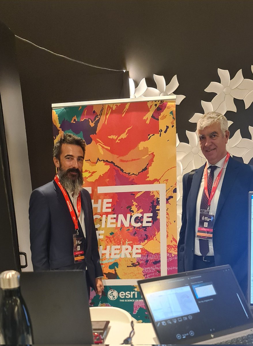 iservia's tweet photo. Saludando a Diego Bañales @Esri_Spain en el #SSWS2023 https://t.co/R4dd9RTYb9