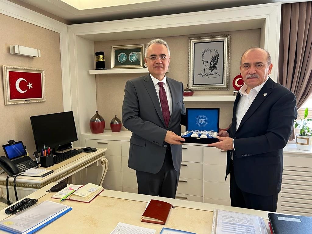 Sosyal Güvenlik Kurumu Başkan Yardımcılığı görevine atanan sayın İsmail Ertüzün'e, Genel Başkan Yardımcımız Mustafa Kahraman ve Ankara 1 No'lu Şube Başkanımız Hasan Aydoğan ile hayırlı olsun ziyaretinde bulunduk.

Sayın Ertüzün'e görevinde başarılar diliyorum.