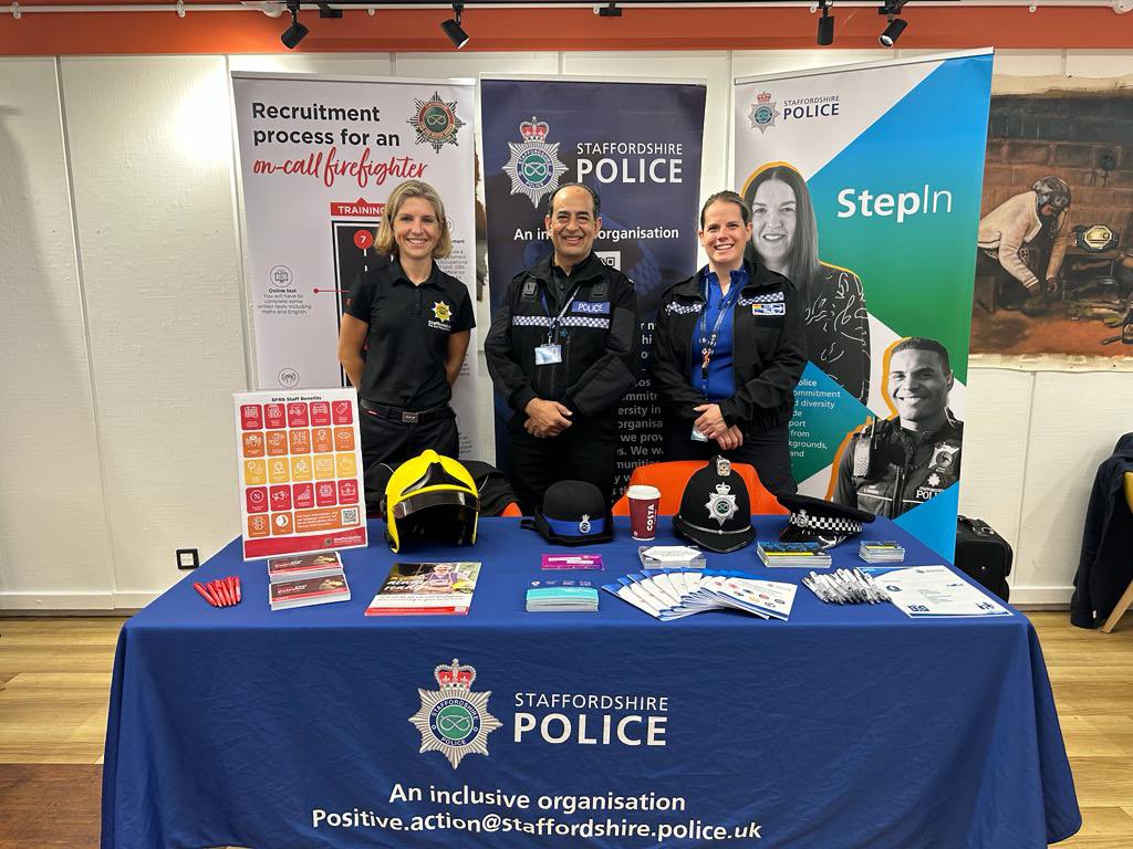 Our team are at @KeeleUniversity for there futures fair today. Offering advice on careers @StaffsPolice along with our colleagues from @StaffsFire @SFRSPosAction come along and find out about your future. #EDI #yourfuture #career @benadams4staffs @StaffsPoliceCC