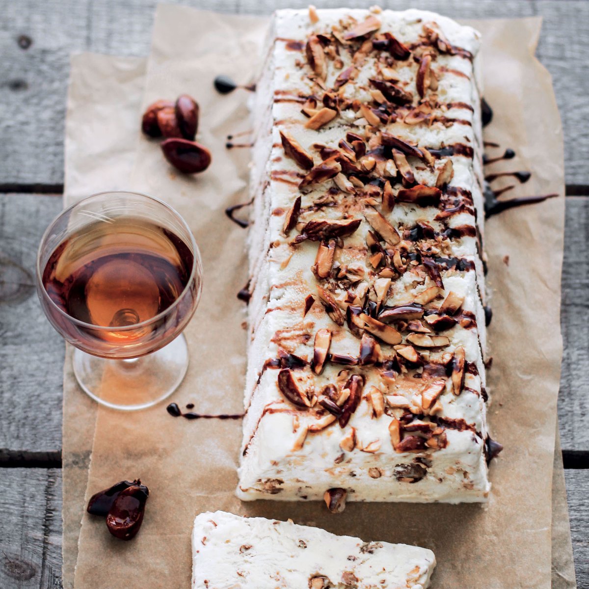 Ricetta della settimana – Parfait alle #mandorle – Foto e ricette di Rossella Venezia <a href="/vanigliacooking/">Rossella Venezia</a> dalle pagine di “All’ombra dei mandorli in fiore” / Scopri di più: tinyurl.com/5fahdrhz
#dessert #pasticceria