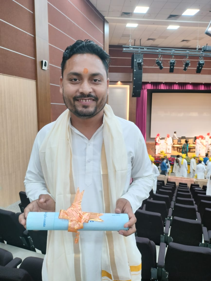 मन बै-रागी तन अनुरागी क़दम क़दम दुश्वारी है 
जीवन जीना सहल न जानो बहुत बड़ी फ़नकारी है 
औरों जैसे हो कर भी हम बा-इज़्ज़त हैं बस्ती में 
कुछ लोगों का सीधा-पन है कुछ अपनी अय्यारी है
#mcuconvacation2023 
<a href="/kg_suresh/">Prof (Dr) K G Suresh</a> <a href="/mcu_bhopal/">MCNUJC</a> <a href="/McuRewa/">MCU REWA PARISAR</a> <a href="/ProfSanjay_MCU/">Prof. (Dr.) Sanjay Dwivedi</a> <a href="/AlumniMcu/">MCU Alumni Cell (पूर्व छात्र प्रकोष्ठ)</a> <a href="/lokendra_777/">लोकेन्द्र सिंह (Lokendra Singh)</a>
