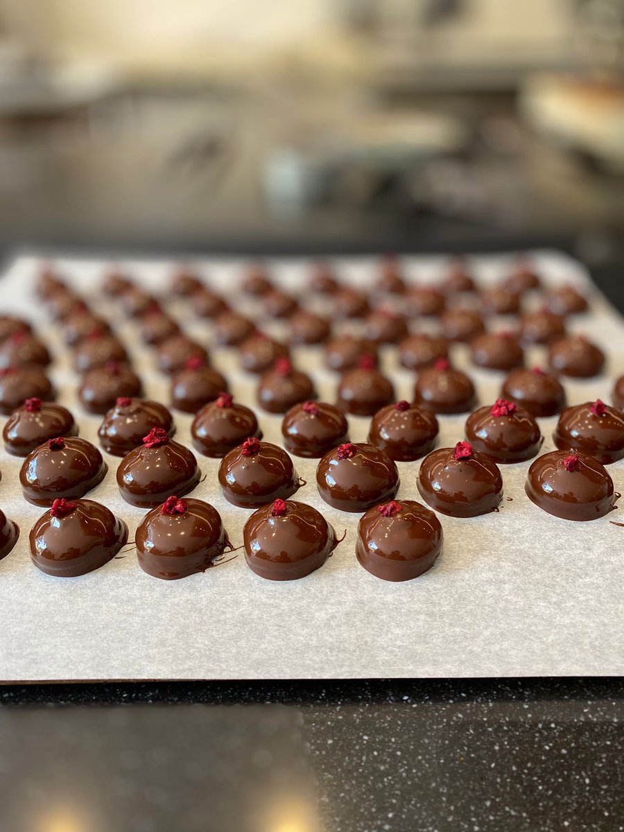 Ready to serve melocakes, cherries, salted caramel #finedining #coffeesweets <a href="/8500Kortrijk/">Stad Kortrijk</a> <a href="/MICHELINgidsBNL/">Guide MICHELIN Gids</a>