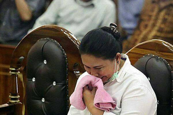 muchlis_ar's tweet photo. Satu dipenjara karena protes toa azan. Satu lagi dipenjara karena salah tempat baca basmalah.

Dua2nya perempuan biasa. Bukan politisi, bukan tokoh ormas. Perempuan. Ibu2.

Ormas dan umat mayoritas mesti malu atas kezaliman ini.. https://t.co/nXPGKvGU62