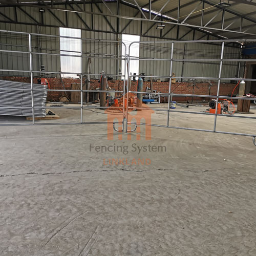 wangxu667886's tweet photo. Cattle fencing plays an important role in herd management, pasture management, disease control, reproductive management, and cattle behavior and welfare in pastures. Choose us to give you the best service.
📲 WhatsAPP:+86 135 8232 7212
💻Web: https://t.co/yOnzUaOaGh
#cattlepen https://t.co/23n6IRcKb8