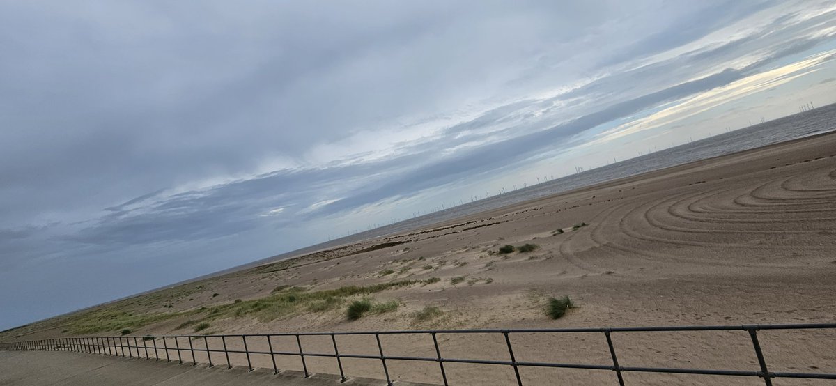 NCI_Skegness's tweet photo. The wind is sweeping the beach this morning, so it's nice and flat and clean.

Strong winds are forecast for the next 24 hours - up to Gale Force 8 at times.

High Tide has just been at 09:41 and the Low Tide will be 16:17.

#Skegness #WeatherAware #EyesAlongTheCoast https://t.co/iC9q2Z0ZMx