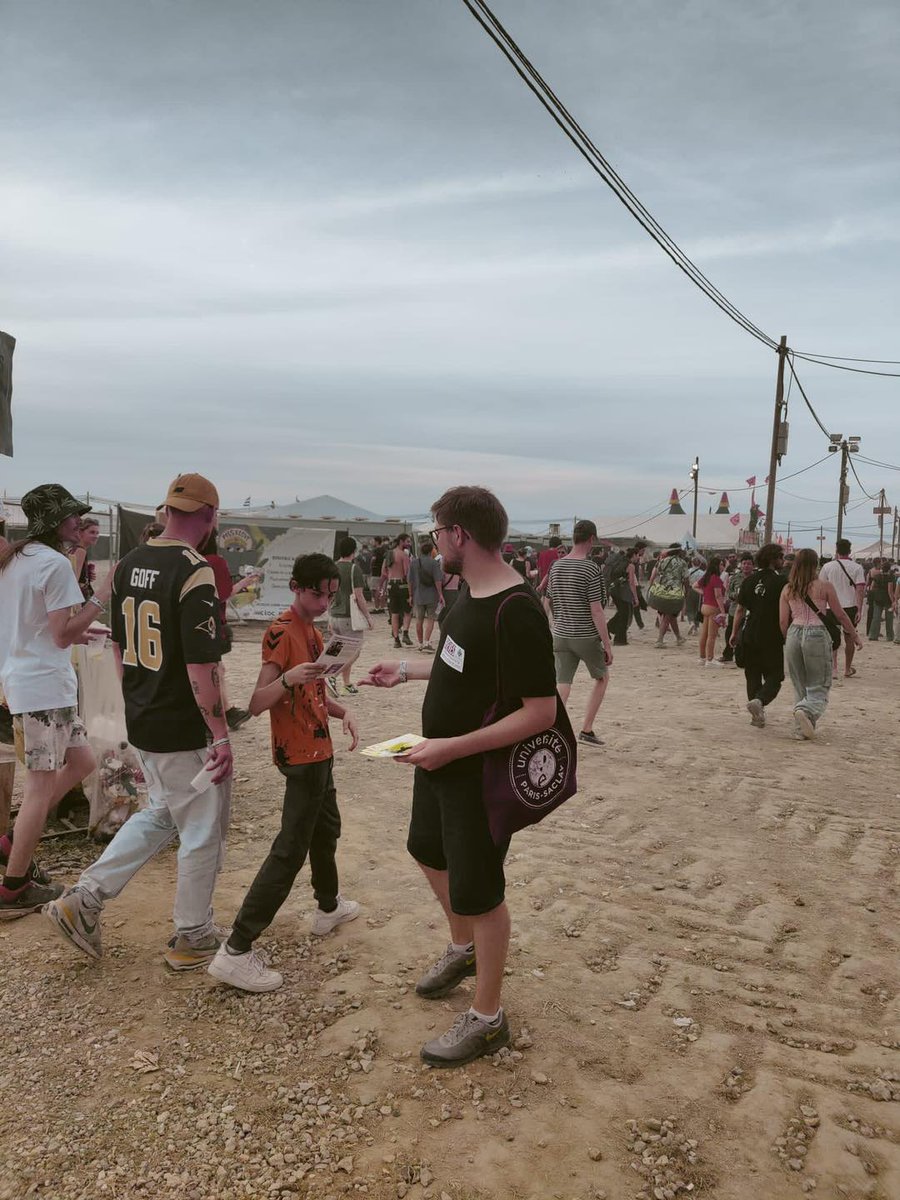 Les bénévoles de Reves Jeunes étaient présent•es ce week-end à la @FetedelHumanite pour échanger avec les jeunes et partager des outils de prévention en lien avec notre partenariat avec @La_LMDE 😃✊