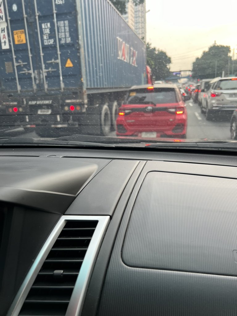 KrlDaniel's tweet photo. @MMDA wala po ba truck ban? https://t.co/MxXt6SgLHv