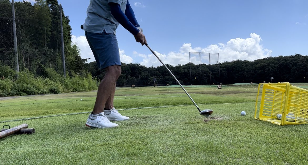 diancunTAM's tweet photo. 朝９時からからゴルフの練習。
屋根のない練習場。
150球でダウン。
まだ夏は続いてる💦
#芝打席 #夏は終わらない https://t.co/C6ugKB0rzK