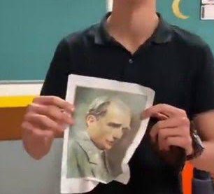 #EminSoyyiğitTutuklansın deyip şerefsiz köpek gibi hakaretler edenler, bu çocuğun reşit olmadığını ve gözaltında olduğunu bilmiyor musunuz? Bu aşırı tepkiyi kınıyoruz ve 5816 kaldırılsın, diyoruz. Çocuğun yaptığı şey terbiyesizce ama tepki biçimleri daha terbiyesizce!