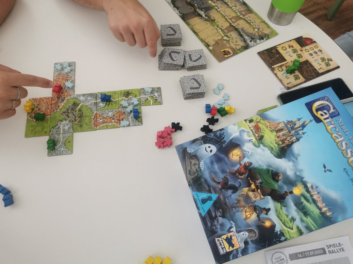 Pineapple_Xpr's tweet photo. Tails on fire und Nebel über Carcassonne.
Wer in Ersteren seine Mitspieler gut einschätzen kann, kann sue dann auch erfolgreich abzocken :)
Zur Versöhnung danach eine kooperative Runde Nebel über Carcassonne.

#tailsonfire #nebelübercarcassonne #boardgames https://t.co/prIoP61YZF