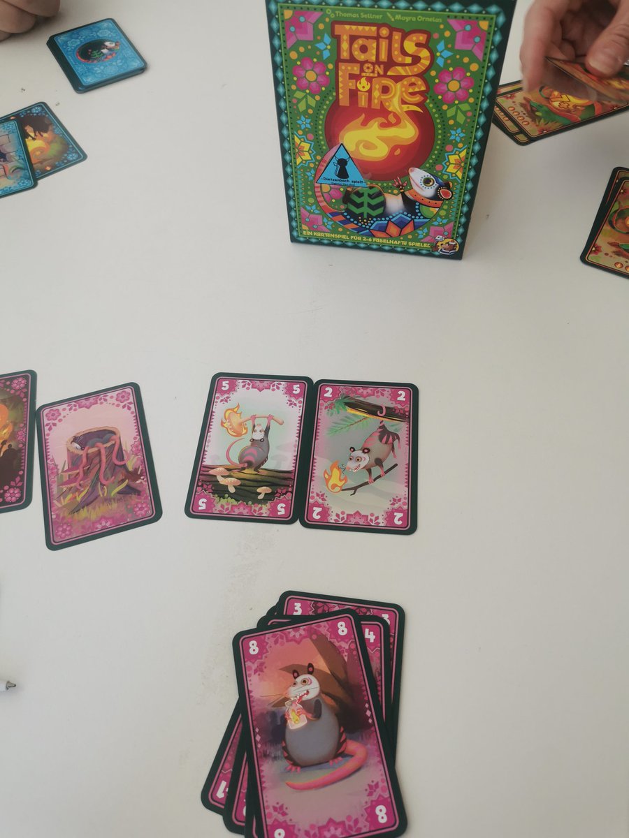 Tails on fire und Nebel über Carcassonne.
Wer in Ersteren seine Mitspieler gut einschätzen kann, kann sue dann auch erfolgreich abzocken :)
Zur Versöhnung danach eine kooperative Runde Nebel über Carcassonne.

#tailsonfire #nebelübercarcassonne #boardgames