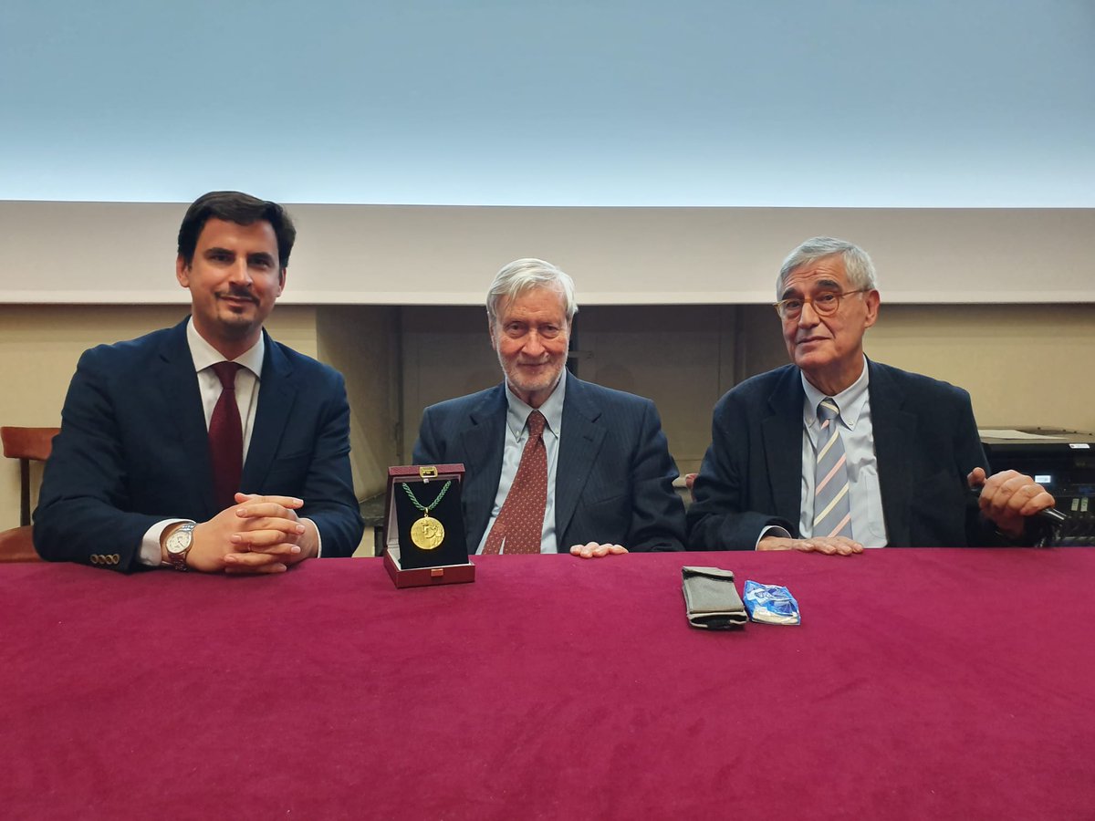 Recuperamos el momento de la entrega #MedallaOroCBA 🏅

«Por haberse atrevido a hablar de amor y caridad, por hacerse cargo de la debilidad misma del pensamiento. Por enseñar que lo bello es una arma de lucha contra toda opresión»

_
Juan Miguel Hernández León
Presidente del CBA