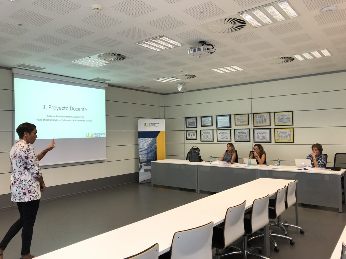 La professora del departament d´infermeria Desirée Mena ha defensat la plaça de titular d´Universitat. Enhorabona, Desirée! #SomFCS_UJI