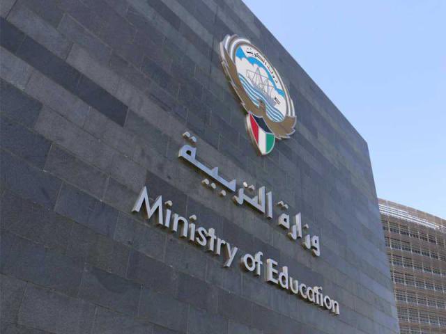 S_dh_alrasheedi's tweet photo. رسالة إلى وزير التربية المحترم د.عادل المانع

هل يعقل الكادر الاداري والتعليمي في مدارس الوفرة السكنية أبعد منطقة سكنية في الكويت لا يصرف لهم بدل مناطق نائية ومناطق أقرب يتم صرف البدل لهم

 مما سبب هذا الامر عزوف كثير من المعلمين والمعلمات عن مدارس الوفرة الأمر الذي عاد سلباً على المستوى التربوي والتحصيل العلمي في مدارسنا بسبب ارتفاع نصاب الحصص

 بل وصل الأمر بعدم وجود معلمين ومعلمات لبعض المواد الدراسية لتغطية الفصول الاخرى 

المراسلات بين الوزارة وديوان الخدمة من سنة 2021 بخصوص صرف بدل مناطق نائية لمدارس الوفرة  وإلى هذه اللحظة ونحن على نهاية سنة 2023 لم يتم صرف البدل لهم

قليلاً من الانصاف للكادر الاداري والتعليمي في مدارس الوفرة السكنية وهذه أبسط حقوقهم

وأتمنى من نوابنا الكرام في الدائرة الخامسة أن تكون لهم وقفة جادة اتجاه هذا التجاهل والتقصير من قبل وزارة التربية بحقوق معلمين ومعلمات مدارس الوفرة السكنية أنصفوهم

@m_almahan @hamdan__alazmi @DrAbdulhadiAjmi @SaudAlasfoor @khaledAlmoanes @hanishams70 @malhubaini @fahad2016kw1 @MajidMusaad @alhuwaila @KuwaitiCM @MOEKUWAIT @GPFKW