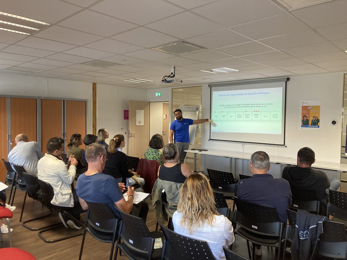 CorineGuignard's tweet photo. C’est le Pornic Digital Day [PDD] @poleemploipornic accueille @googleateliersnumeriques pour 3 ateliers et la présentation des Google Career Certificates #OnestlapourVous #poleemploi #digital #avecpoleemploi https://t.co/HdZNI4meGN
