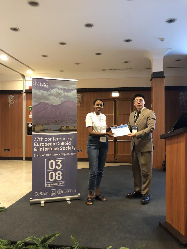 UnifrChemistry (@unifrchemistry) on Twitter photo Congratulations to our PhD student Meron Debas from Salentinig Research Group <a href="/biocolloids/">Salentinig Lab</a> for winning the best poster award at the 37th European Colloid & Interface Society conference in Naples, Italy!
#unifr #unifrchemistry #unifrresearch Congratulations to our PhD student Meron Debas from Salentinig Research Group <a href="/biocolloids/">Salentinig Lab</a> for winning the best poster award at the 37th European Colloid & Interface Society conference in Naples, Italy!
#unifr #unifrchemistry #unifrresearch
