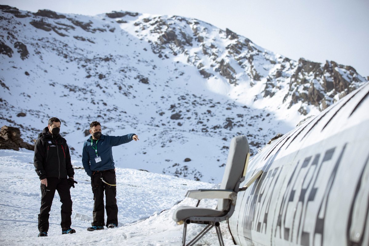 JuanMa_Moreno's tweet photo. La sociedad de la nieve, de @FilmBayona, representará a España en la Gala de los #Oscars de 2024. Muy orgullosos de que #Andalucía sea escenario de la película y su imagen se proyecte en todo el mundo.

Fue un placer visitar el set de rodaje en Sierra Nevada.

¡Enhorabuena! https://t.co/ku76TGQYiG
