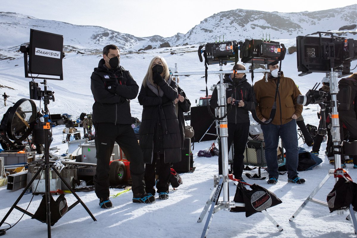 JuanMa_Moreno's tweet photo. La sociedad de la nieve, de @FilmBayona, representará a España en la Gala de los #Oscars de 2024. Muy orgullosos de que #Andalucía sea escenario de la película y su imagen se proyecte en todo el mundo.

Fue un placer visitar el set de rodaje en Sierra Nevada.

¡Enhorabuena! https://t.co/ku76TGQYiG