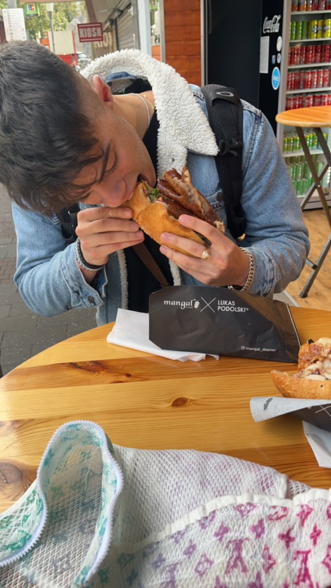 exebration's tweet image. Its fine I rescued him and bought kebab.
☺️☺️☺️