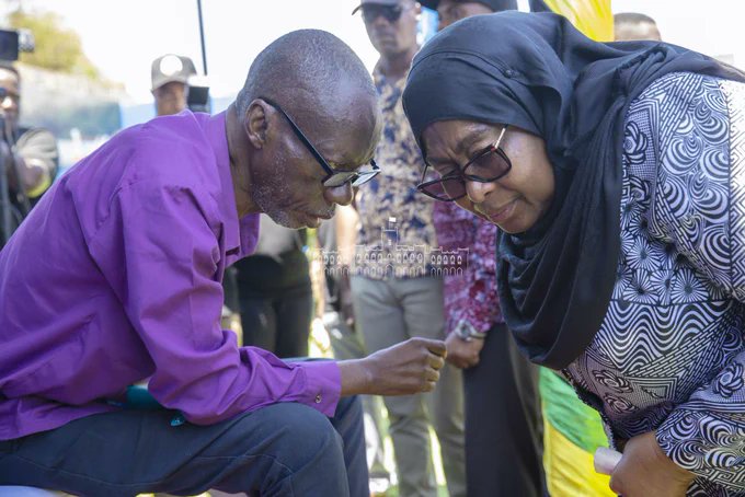 TzUnforgetable's tweet photo. Rais Samia Suluhu Hassan akimsikiliza Aliyewahi kuwa Mbunge wa Kilwa Kusini Suleiman Said Bungara Maarufu (Bwege) mara baada ya kuwahutubia Wananchi wa Kilwa Masoko Mkoani Lindi tarehe 19 Septemba, 2023.  #MamaAnafanikisha #ZiaraYaMamaLindi https://t.co/7jZsmQkQqZ