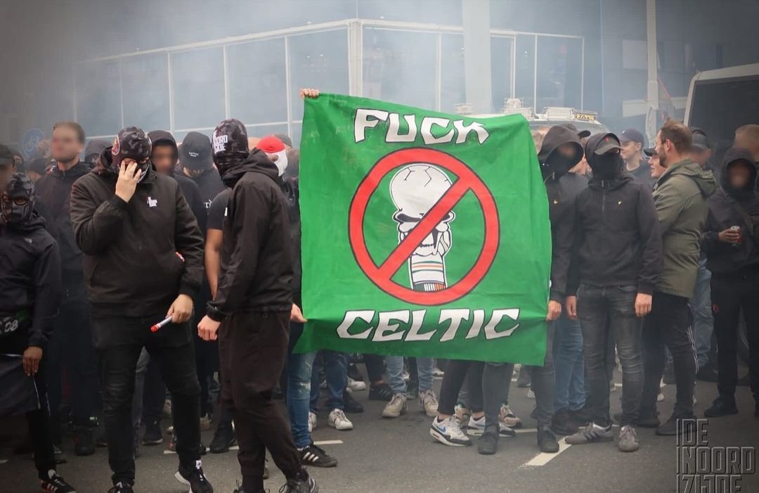 VoetbalUltras's tweet image. Feyenoord gisterenavond tijdens de Corteo #feycel